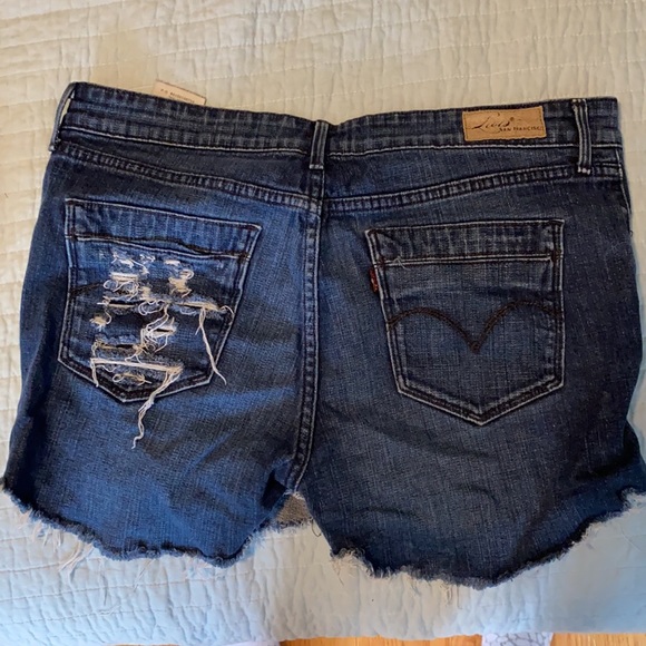 Size 10 Cutoff Levi Jean Shorts - Picture 2 of 3